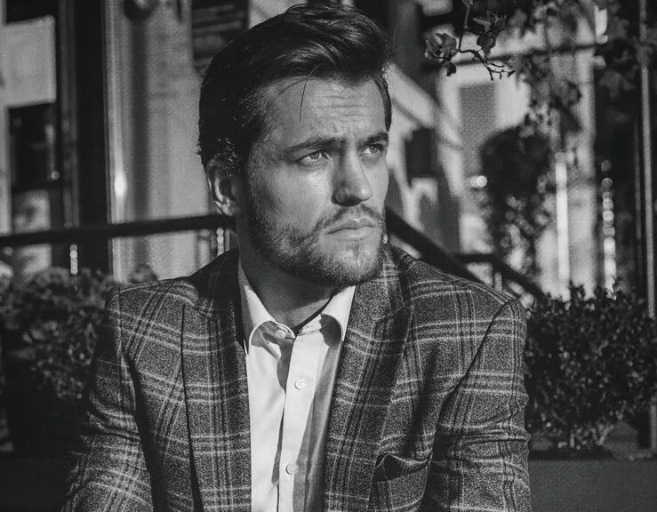 Une barbe et une coupe impeccables