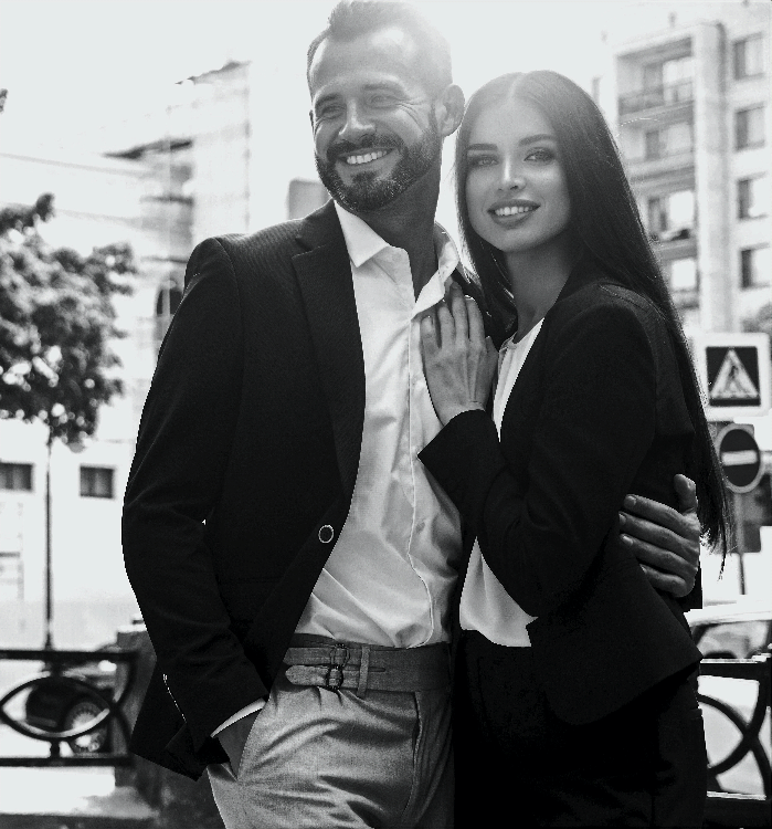 Couple d'amoureux élégant debout dans la rue